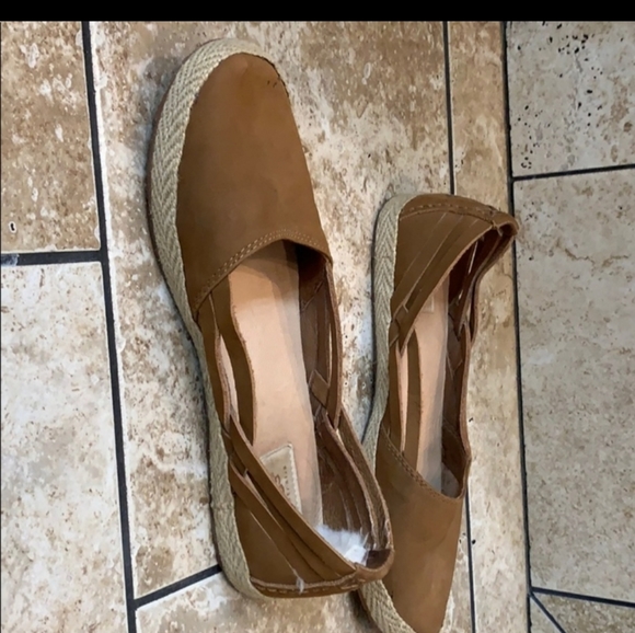 UGG Women's size 7.5 Tab Leather Flats - Picture 2 of 9
